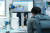  1일 서울 강남구 코엑스에서 열린 글로벌 반도체 박람회 '세미콘 코리아 2023'을 찾은 업체 관계자가 반도체 재료 및 장비를 살펴보고 있다. 연합뉴스