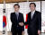지난 2011년 12월 18일 이명박 대통령과 노다 요시히코 일본 총리가 교토 영빈관에서 열린 정상회담에 앞서 악수하고 있다. 이 회담을 끝으로 양국 정상 간 셔틀 외교는 사실상 중단됐다. 중앙포토