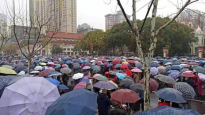 中 이번엔 '분노의 우산 시위' …1만명 은퇴자들 거리 메웠다