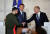 영국에 이어 프랑스를 찾은 젤렌스키 대통령(왼쪽)이 에마뉘엘 마크롱 프랑스 대통령(가운데)과 올라프 숄츠 독일 총리를 만났다. AFP=연합뉴스