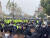 지난 8일 오전 중국 후베이성 우한 시청 앞에서 퇴직자 1만여명이 모여 의료보조금 삭감 반대 시위를 벌이고 있다. RFA 캡쳐