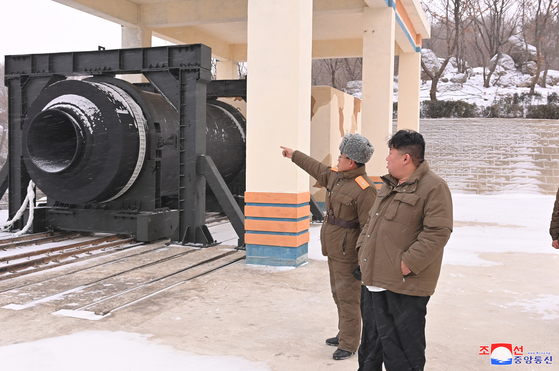 조선중앙통신은 지난해 12월 16일 김정은 국무위원장이 전날오전 서해위성발사장에서 대출력고체연료발동기 지상시험을 지도했으며 시험성공했다고 보도했다. 조선중앙통신