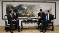 '미중 갈등 심화' 속 중국, 일본 대사 불러 "양국 적극 소통"