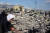 구조대원과 일반인들이 지난 8일 튀르키예 남동부 카라만마라슈에서 지진으로 인해 무너진 건물의 잔해를 수색하고 있다. EPA=연합뉴스
