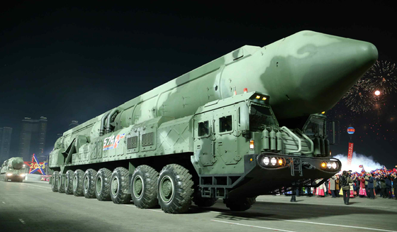 북한이 8일 밤 건군잘 75주년 열병식에서 공개한 신형 미사일. 고체연료 기반의 대륙간탄도미사일(ICBM)으로 추정된다. 조선중앙통신