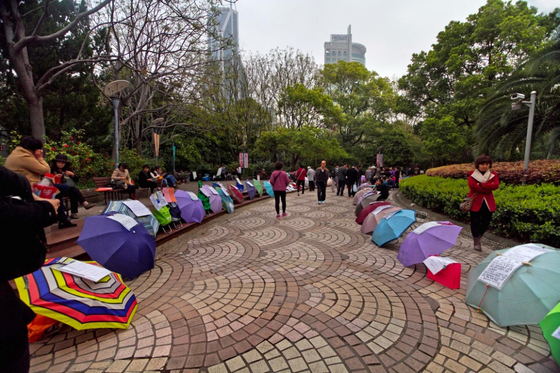 자녀의 이름, 학력, 나이, 월급 등 신상 정보가 담긴 종이를 우산 위에 걸쳐 놓고 기다리는 중국 부모들. 중국 상하이의 한 공원에서 이뤄지는 ‘우산 맞선’이다. 셔터스톡