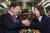김기현 국민의힘 당 대표 후보(왼쪽)가 9일 오후 서울 마포구에서 열린 ‘새로운 민심 전국대회’에서 나경원 전 의원과 만나 인사하고 있다. [뉴스1]