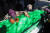 튀르키예 남부 가지안테프에서 8일(현지시간) 한 유족들이 지진으로 사망한 가족이 안치된 녹색 관에 엎드려 눈물을 흘리고 있다. AFP=연합뉴스