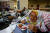 튀르키예 지진 이후 구조된 한 남성이 10일(현지시간) 튀르키예 카라만마라슈의 한 병원 침상에서 식사를 하고 있다. 로이터=연합뉴스