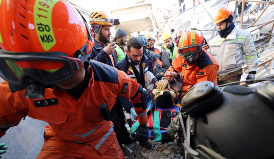 지난 9일 오전(현지시간) 튀르키예 하타이 안타키아에서 지진으로 인해 무너진 건물에서 한국긴급구호대(KDRT)가 어린이 생존자를 구출하고 있다. 연합뉴스