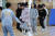 실내 마스크 의무 착용이 해제된 지난달 30일 오전 부산 해운대구 신재초등학교 6학년 학생들이 강당에서 마스크를 벗고 줄넘기를 하고 있다. 송봉근 기자