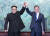 2018년 4월 27일 판문점에서 당시 문재인 대통령과 김정은 국무위원장이 '판문점 선언문'을 교환한 뒤 손을 들어 보이고 있다. 연합뉴스
