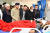 지난달 30일 세바즈 샤리프 파키스탄 총리(가운데 검은색 상의)와 파키스탄 육군 참모총장이 병원을 방문해 자살폭탄테러로 부상당한 경찰관을 만나고 있다. AFP=연합뉴스