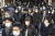 지난달 20일 도쿄역 인근의 모습이다. 행인 대부분이 마스크를 착용하고 있다. AP=연합뉴스