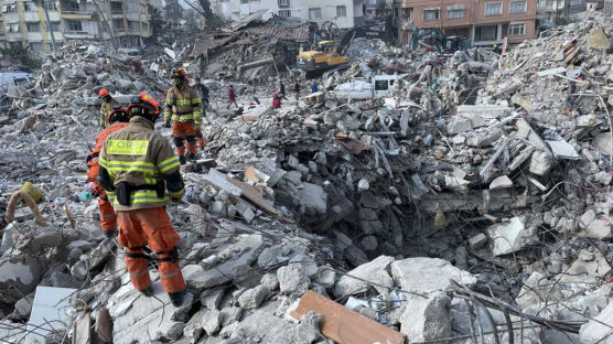 한국 긴급구호대, 지진 생존자 또 구조했다…"65세 여성"