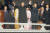 김영삼 대통령이 취임식 후 노태우 전 대통령과 손을 잡고 내빈에게 인사하는 모습. 중앙포토