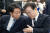 이재명 더불어민주당 대표(오른쪽)와 조정식 사무총장이 8일 오후 서울 여의도 국회에서 열린 의원총회에서 대화를 하고 있다. 뉴스1