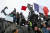 11일(현지시간) 에마뉘엘 마크롱 프랑스 대통령의 연금 개혁안에 반대하는 시위대가 파리 나시옹 광장 동상에 올라서 있다. 로이터=연합뉴스