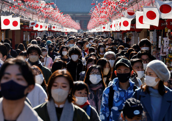 지난 1월 9일 마스크를 쓴 사람들이 일본 도쿄의 대표적 관광지인 센소지 상점가를 지나고 있다. 로이터=연합뉴스
