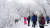지난 10일 강원 평창군 발왕산에 눈이 내린 가운데 등산객들이 눈꽃 산행을 즐기고 있다. 연합뉴스