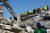 튀르키예 가지안테프 지역에서 붕괴된 건물 사이에서 생존자를 찾고 있다. AFP=연합뉴스
