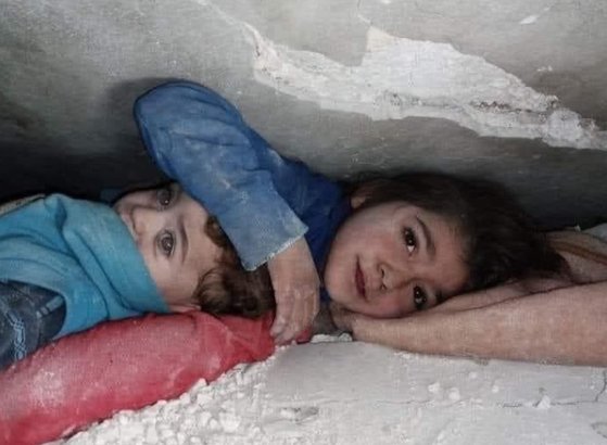 7일(현지시간) 튀르키예(터키)·시리아 대지진으로 무너진 건물에서 17시간만에 구조된 남매. 사진@AlmosaZuher 트위터 캡처