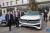 올리버 블루메 폴크스바겐 최고경영자(왼쪽에서 3번째)가 지난달 31일 중국 지린성 창춘의 중국 FAW 그룹 공장을 방문해 자동차를 둘러보고 있다. 사진 중국 신화망 캡처