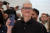팀 쿡 애플 최고경영자(CEO)가 지난해 9월 캘리포니아주 쿠퍼티노 애플 본사에서 열린 아이폰14 공개 행사에서 아이폰14를 들어보이고 있다. 로이터=연합뉴스