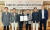 지난해 12월 22일 오종훈 SK에너지 P&M CIC 대표(오른쪽 세 번째)가 서울 종로구 SK서린빌딩에서 이윤숙 네이버 포레스트 CIC 대표(오른쪽 네 번째)와 도심물류 서비스 공동개발 및 미래 테크 사업 업무협약을 체결한 후 기념 촬영하고 있다. 사진 SK에너지