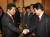 2006년 1월 노무현 대통령(왼쪽)이 청와대에서 열린 열린우리당 지도부 초청 만찬에 앞서 정동영 상임고문과 악수를 나누고 있다.