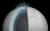 엔셀라두스의 얼음 표면에 생긴 균열로 수증기와 얼음 파편이 시속 1000㎞ 속도로 뿜어져 나온다. [사진 NASA]