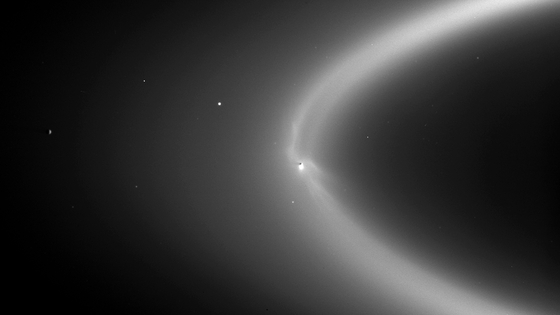토성의 다섯 번째 고리 중간에 있는 위성 엔셀라두스 모습. [사진 NASA]