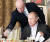  예브게니 프리고진이 2011년 모스크바에 있는 자신의 레스토랑에서 블라디미르 푸틴 러시아 대통령에게 음식을 대접하고 있다. AP=연합뉴스