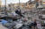 튀르키예 하타이 지역의 붕괴된 건물 옆에 진열된 시신 가방. AFP=연합뉴스