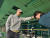 송삼섭 에이스 아카데미 원장(왼쪽)이 스릭슨 투어(KPGA 2부 투어) 이강민 선수를 가르치고 있다. 그의 오른손은 의수다.