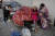 지진 피해가 큰 튀르키예 남부에서 지난 10일 시리아 난민 일가족이이 갈 곳이 없어 길거리에서 노숙하는 모습. AP=연합뉴스