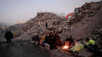 [사진] 잔해 곁 이재민 … 지진 피해 없는 도시도 있다