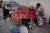 튀르키예 남동부 안타키아의 대피소에 시리아 난민들이 몰려와 노숙하고 있다. AP=연합뉴스