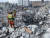 튀르키예에 파견된 대한민국 긴급구호대가 형체조차 알아볼 수 없이 무너진 건물 잔해 속에서 수색 구호 작업을 벌이고 있다. 긴급구호대 제공