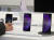  14일 서울 마포구 삼성디지털프라자 홍대본점에서 시민들이 삼성전자의 최신 플래그십 스마트폰 '갤럭시 S23' 시리즈를 살펴보고 있다. 뉴스1