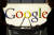  독일 하노버에서 열린 하노버 산업 박람회에서 조명이 켜진 구글(Google) 로고 간판 앞에서 노트북 컴퓨터로 작업하고 있다. (2007년 파일 사진) AP=연합뉴스