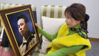 [사진] AI가 되살린 6·25 영웅 김동석 대령 … 선물받은 딸 가수 진미령