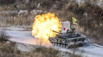 [포토타임] 불 뿜는 K1E1 전차, 육군 17사단 전투사격훈련 실시