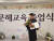 15일 오전 서울 중구 바비엥2 교육센터에서 열린 초등·중학 학력인정 문해교육프로그램 졸업식에서 상일학교 박성태(59)씨가 우등상을 받고 기념 사진을 촬영하고 있다. 박씨 제공