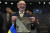 올렉시 레즈니코프 우크라이나 국방장관이 14일(현지시간) 벨기에 브뤼셀에서 열린 나토 국방장관 회의에서 전투기가 그려진 손수건을 들어올리며 우크라이나에 전투기를 지원해 줄 것을 호소하고 있다. AP= 연합뉴스