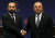 메블뤼트 차우쇼을루 튀르키예 외무장관(왼쪽)과 아라랏 미르조얀 아르메니아 외무장관이 15일 앙카라에서 만나 악수하고 이싿. AFP=연합뉴스