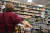 최근 미국 경제가 활황을 보이면서, 달러 가치가 다시 오르고 있다. 미국 한 식료품 가게에서 여성이 물건을 고르고 있다. [AFP=연합뉴스]