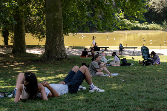 지난해 8월 3일 프랑스 파리의 뷔트 쇼몽 공원에서 시민들이 더위를 피해 나무 그늘에서 쉬고 있는 모습. AFP=연합뉴스