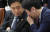 김주현 금융위원장(왼쪽)과 이복현 금융감독원장이 15일 오전 대통령실 청사에서 열린 비상경제민생회의에서 대화하고 있다. 이날 회의에서는 은행권의 구조개선에 대한 논의가 이어졌다. [연합뉴스]