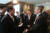 지난달 18일 다보스포럼 참석차 스위스를 방문한 윤석열 대통령이 '글로벌 CEO와의 오찬' 행사에서 패트릭 겔싱어 인텔 최고경영자(CEO)와 인사하고 있다. 연합뉴스
